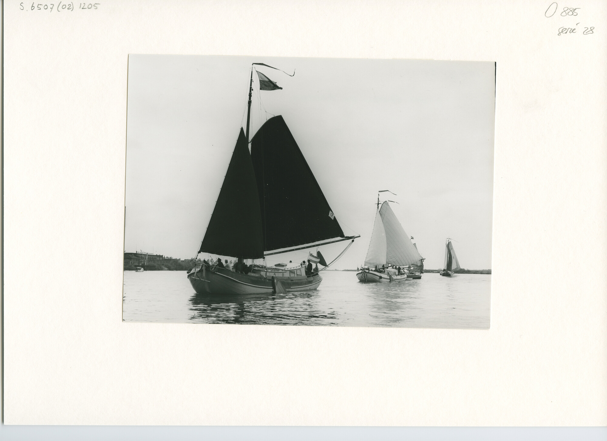 S.6507(02)1205.01; Zwart-wit foto van de reunie van ronde en platbodemjachten te Kampen in 1961; foto