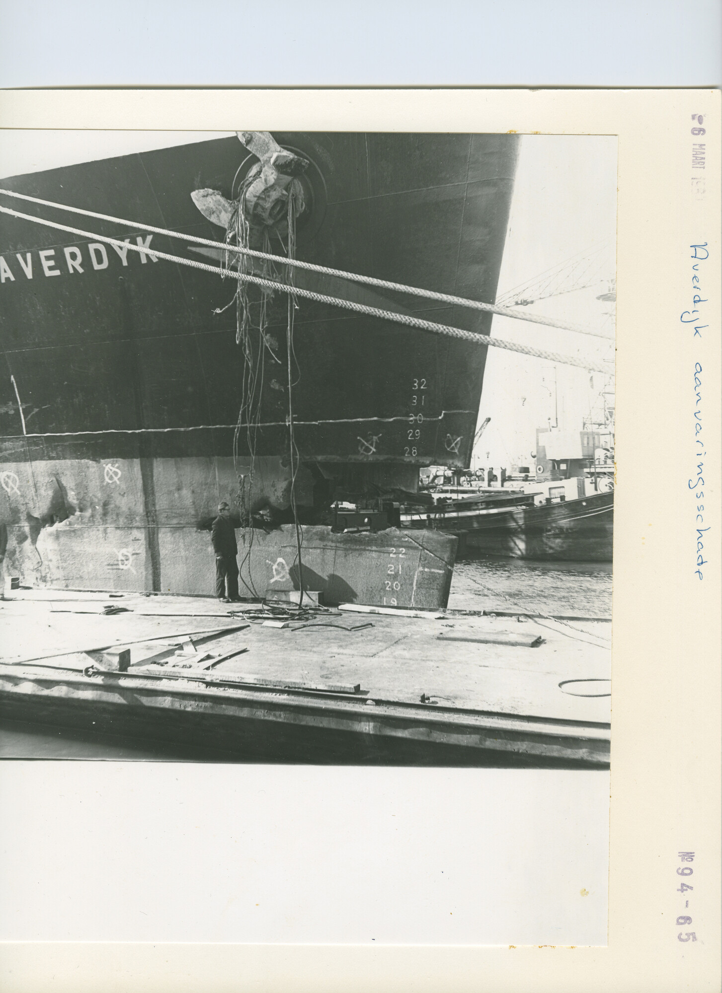 S.5444(4226)2; Foto van de aanvaringsschade aan het victoryschip ss. Averdijk; foto