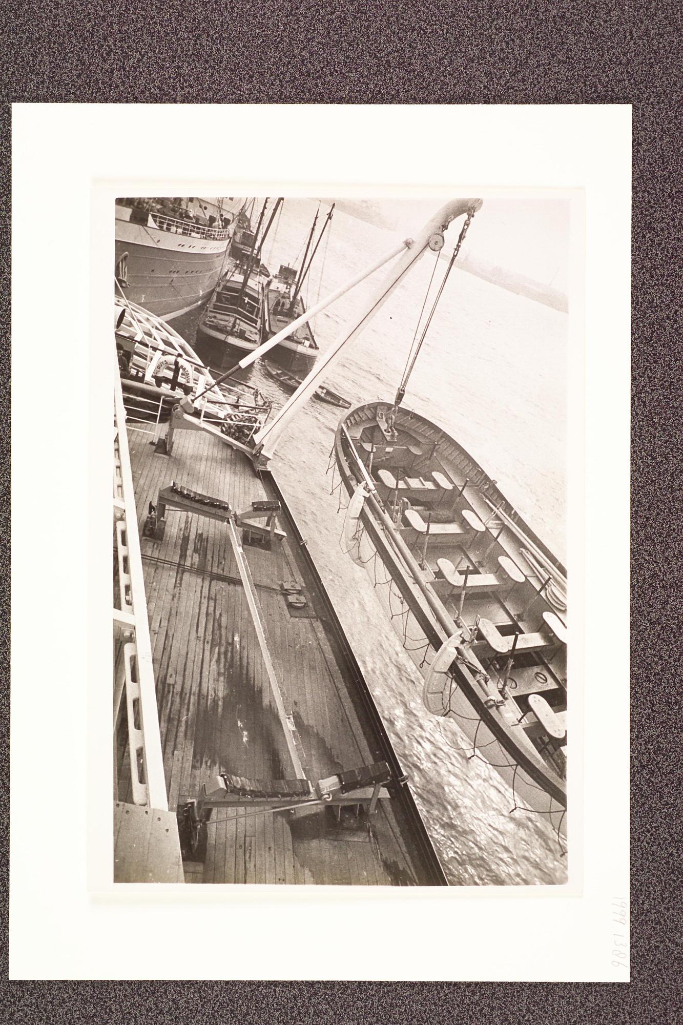 1999.1386; Foto's van de naar buiten gedraaide sloepen langs ms. 'Ruys' van de KPM; fotoreportage