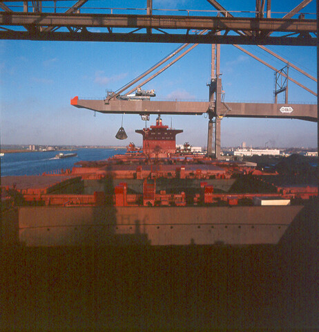 S.9100(8163); Ertsoverslag in haven Amsterdam; diapositief