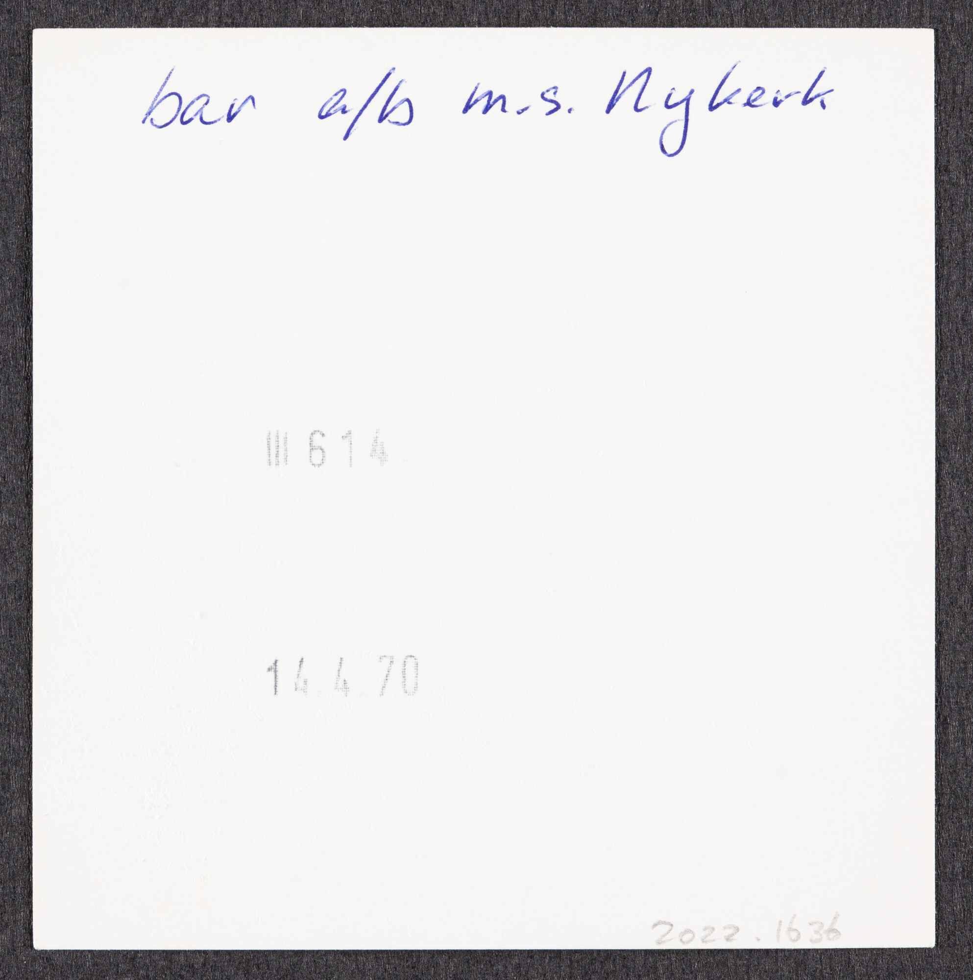 2022.1636; Foto van opvarenden in de bar a/b ms. Nijkerk van de VNS, 1970; foto