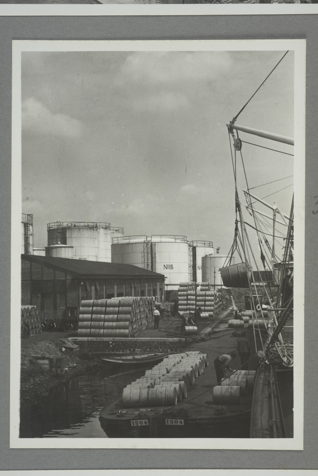 1998.2177; Omslag/ album met een grote hoeveelheid proeffoto's gemaakt door mw. A.M. Wolff-Koller in opdracht van de Gemeente Handelsinrichtingen in Amsterdam; omslag