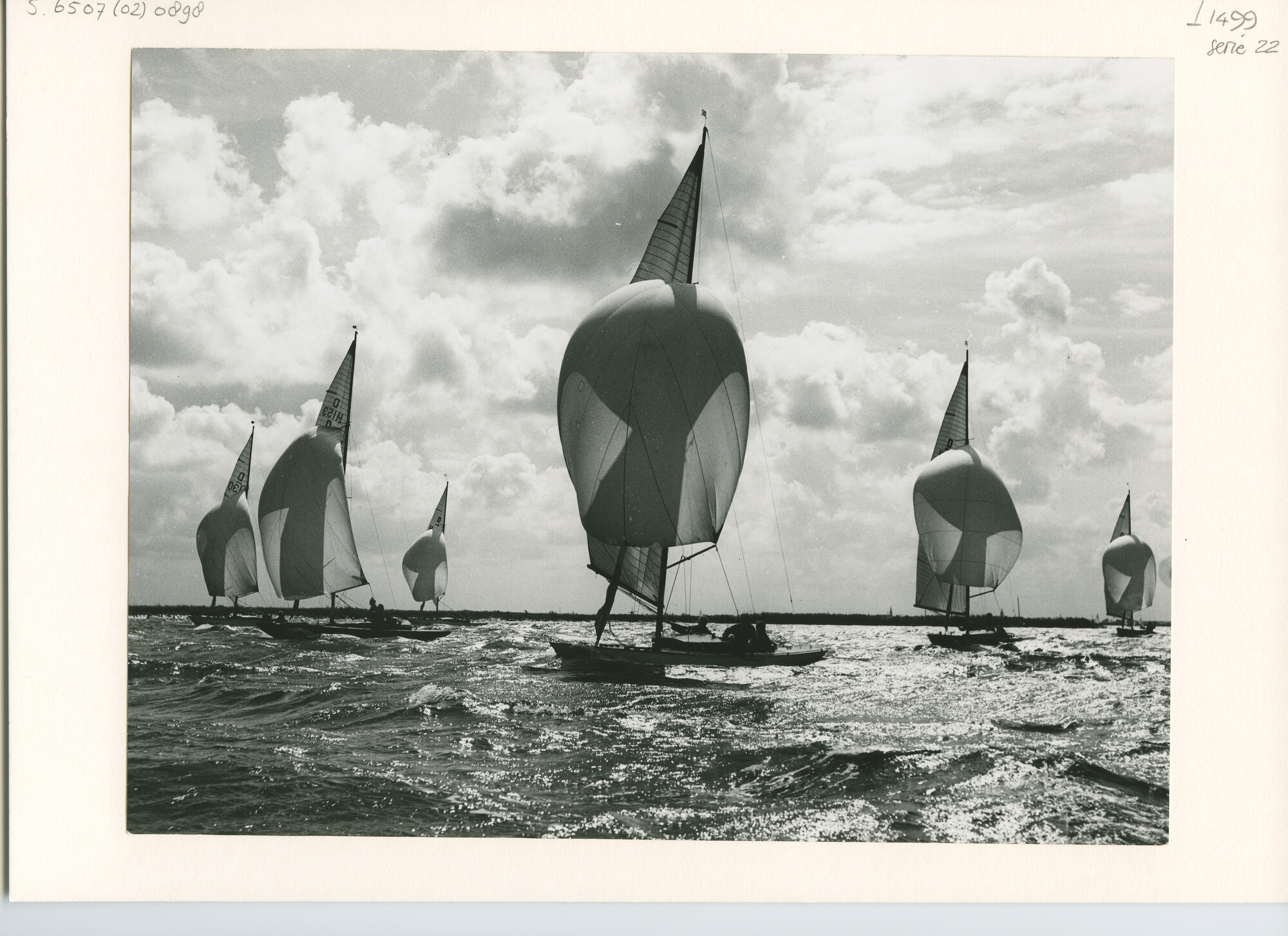 S.6507(02)0898.03; Zwart-wit foto van de Drakenklasse op het Alkmaardermeer; foto