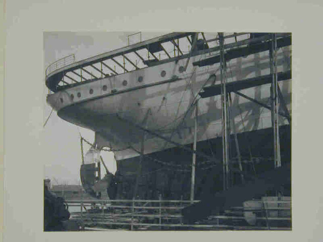 S.4348(01); Herinneringsalbum met bouw- en interieurfoto's aangeboden aan mej. E.D.W. Jonckheer ter gelegenheid van de tewaterlating van het passagiersschip ss. Vondel; fotoalbum
