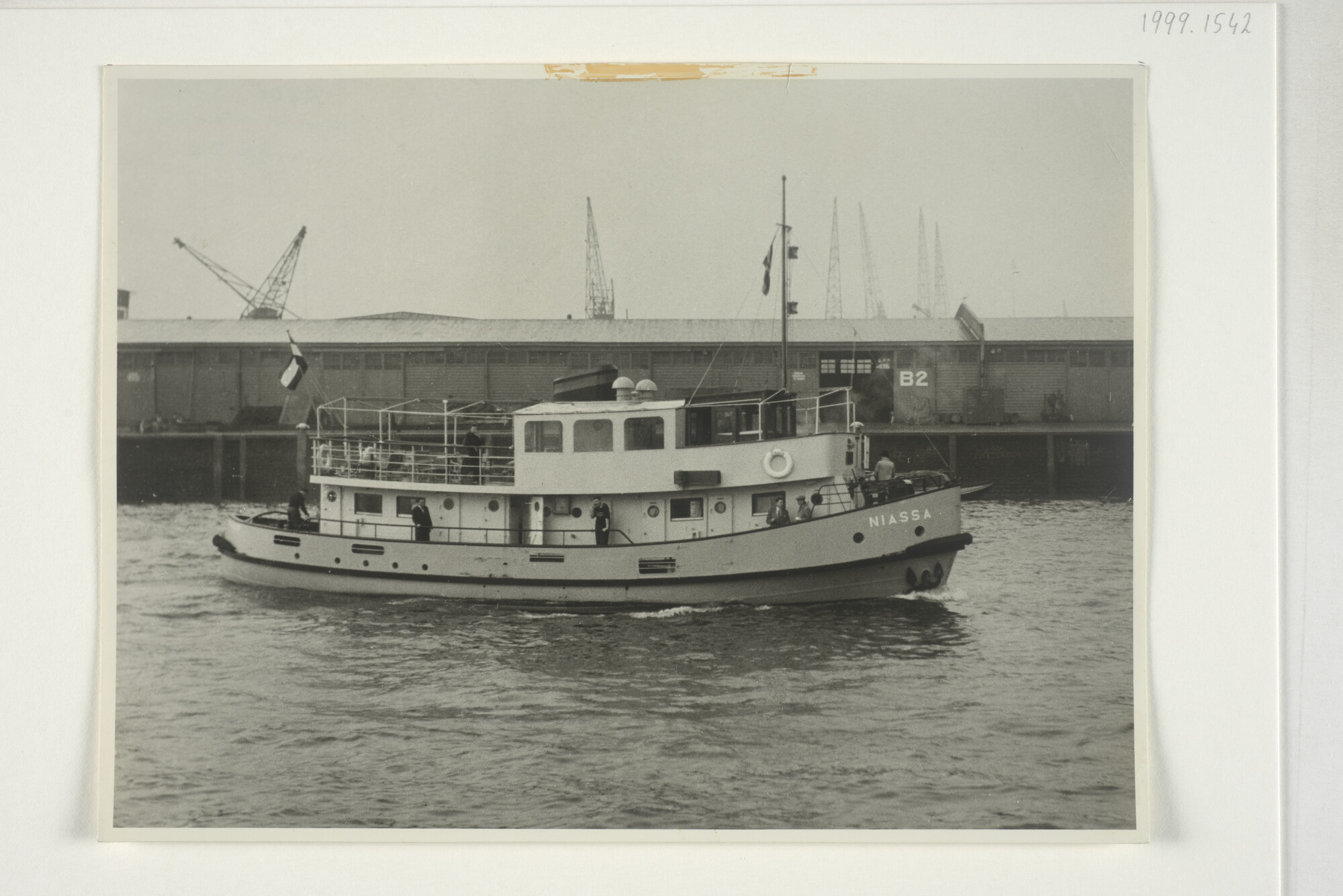 1999.1542; De sleepboot annex veerboot ms. 'Niassa' tijdens de proefvaart, 1951; foto
