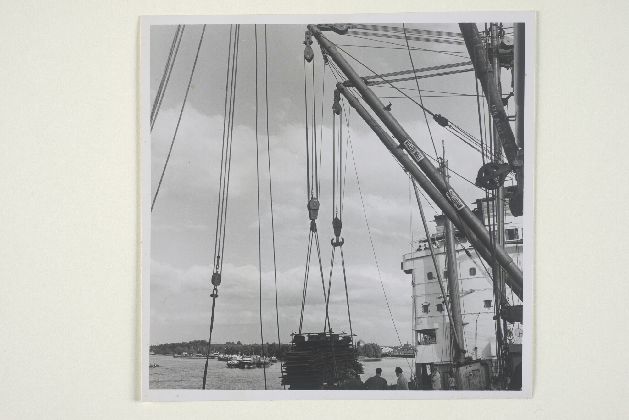 2000.1166; Foto's van de proefbelasting van de laadbomen en masten van ms. 'Batjan' van de SMN in aanbouw bij de werf van P. Smit Jr; fotoreportage