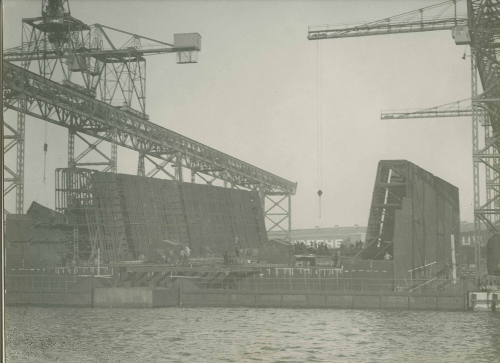 S.5444(0572)3; Foto van het drijvend droogdok Hendrikdok in aanbouw bij de NSM; foto