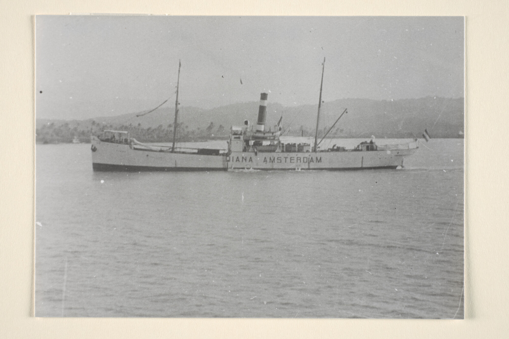 1995.6664; Het vrachtschip ss. Diana van de KNSM bij een kust; foto