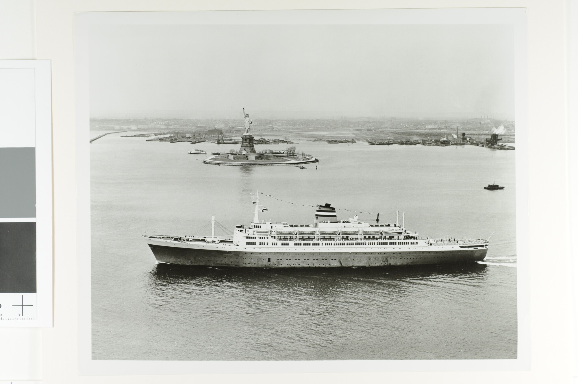 A.4744(48); Het passagiersschip ss. 'Statendam' van de Holland-Amerika Lijn passeert het vrijheidsbeeld te New York; foto