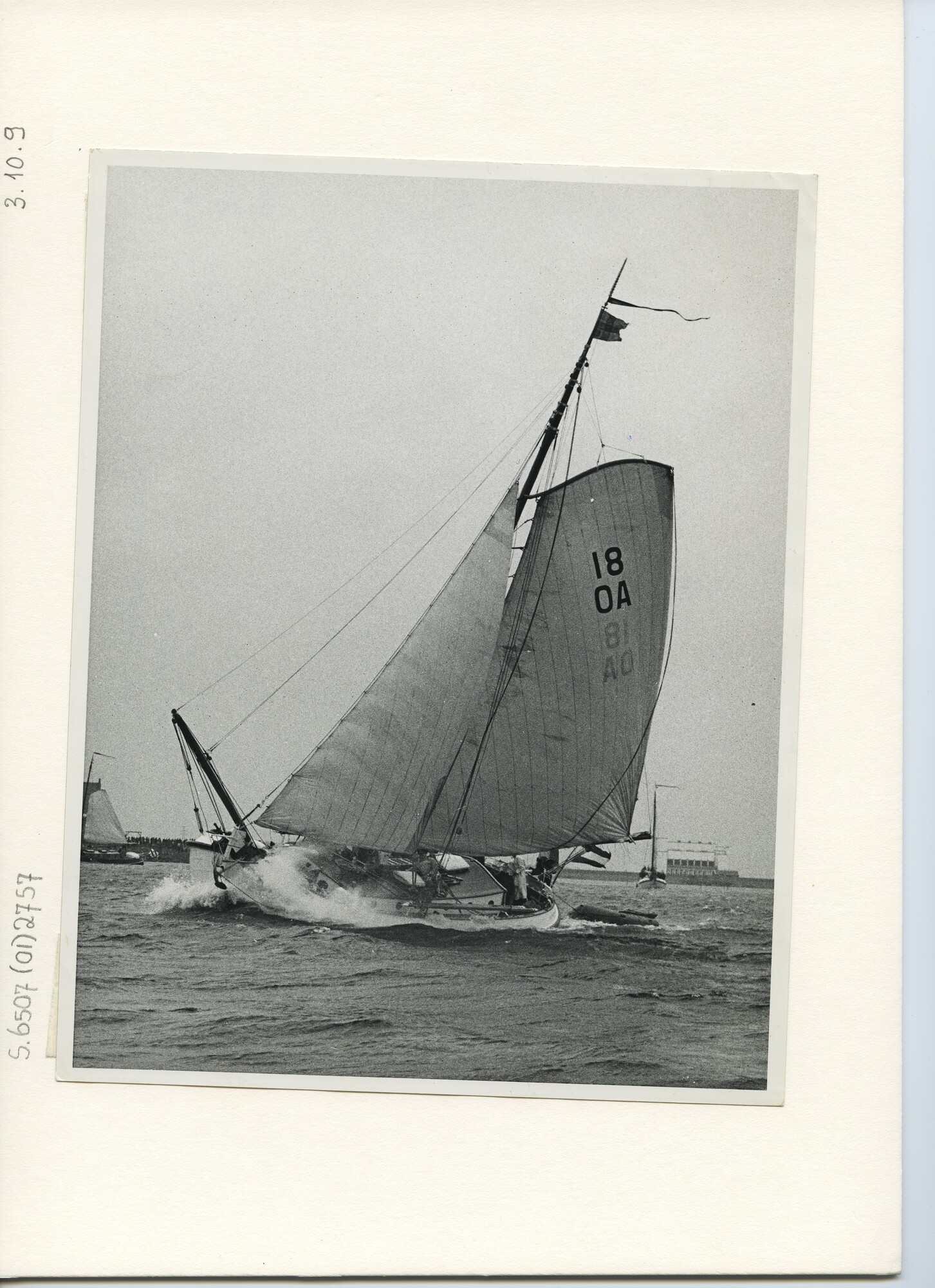 S.6507(01)2757; Foto van Lemsteraak De Groene Draeck zeilend hoog aan de wind met een stijve bries nabij Medemblik; foto