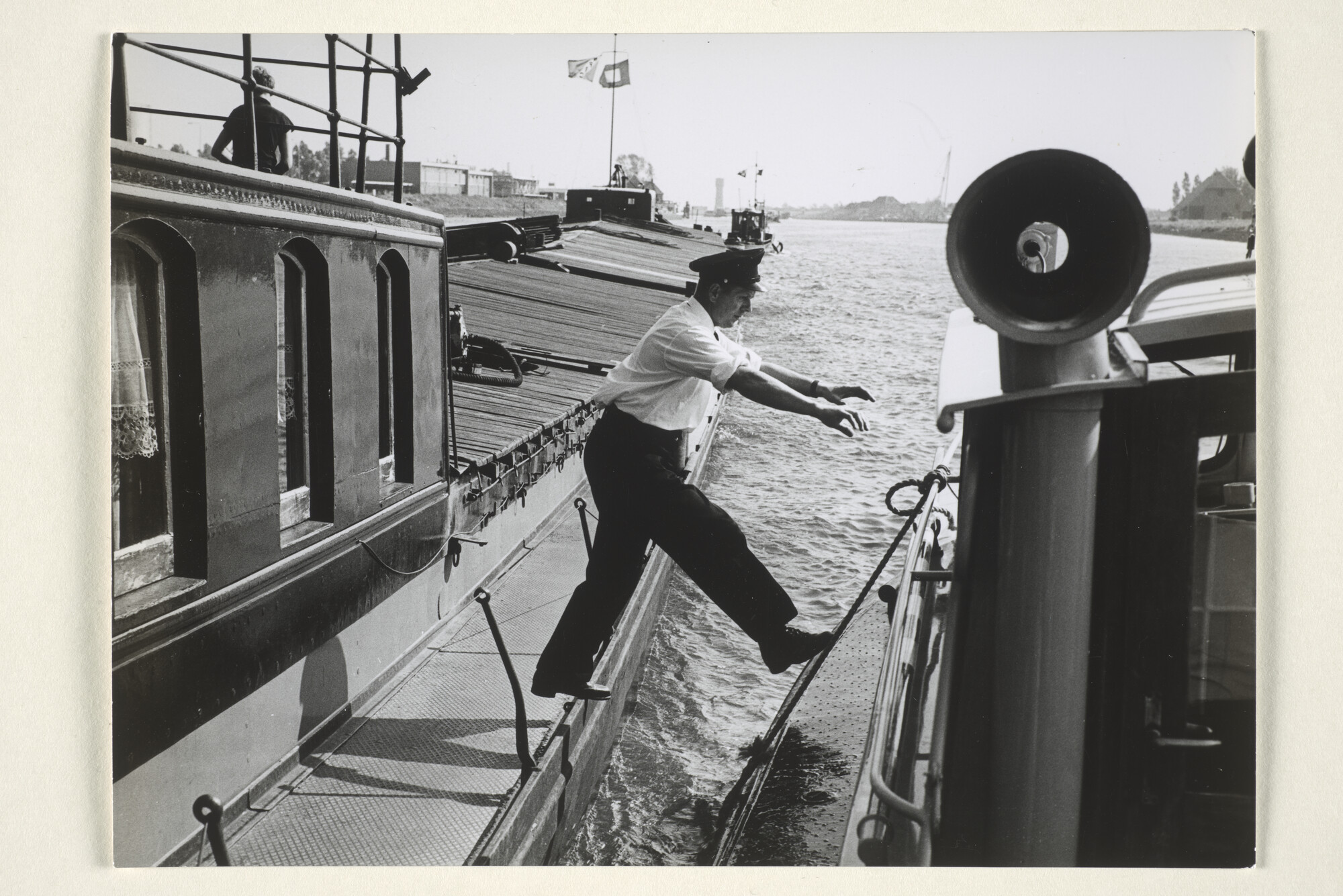 1997.1730; Fotos van het werk van de Rijkspolitie te Water in de regio Dordrecht: agent [...]; fotoreportage