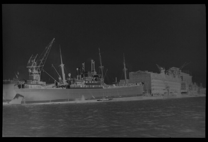 1995.5230; Het vrachtschip ms. 'Kedoe' van de Koninklijke Rotterdamsche Lloyd afgemeerd aan een kade te Rotterdam; negatief