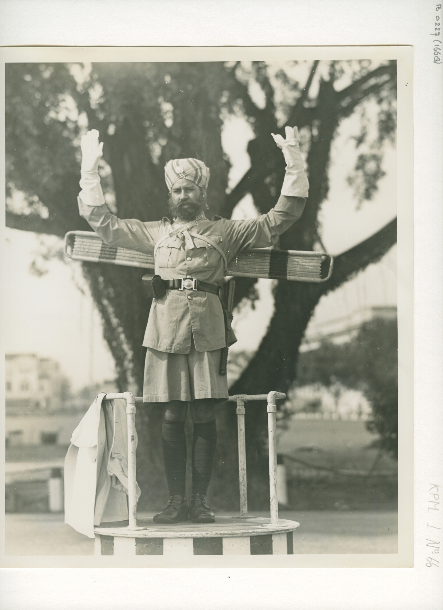 B.0227(1668); Foto van verkeersagent te Singapore; foto