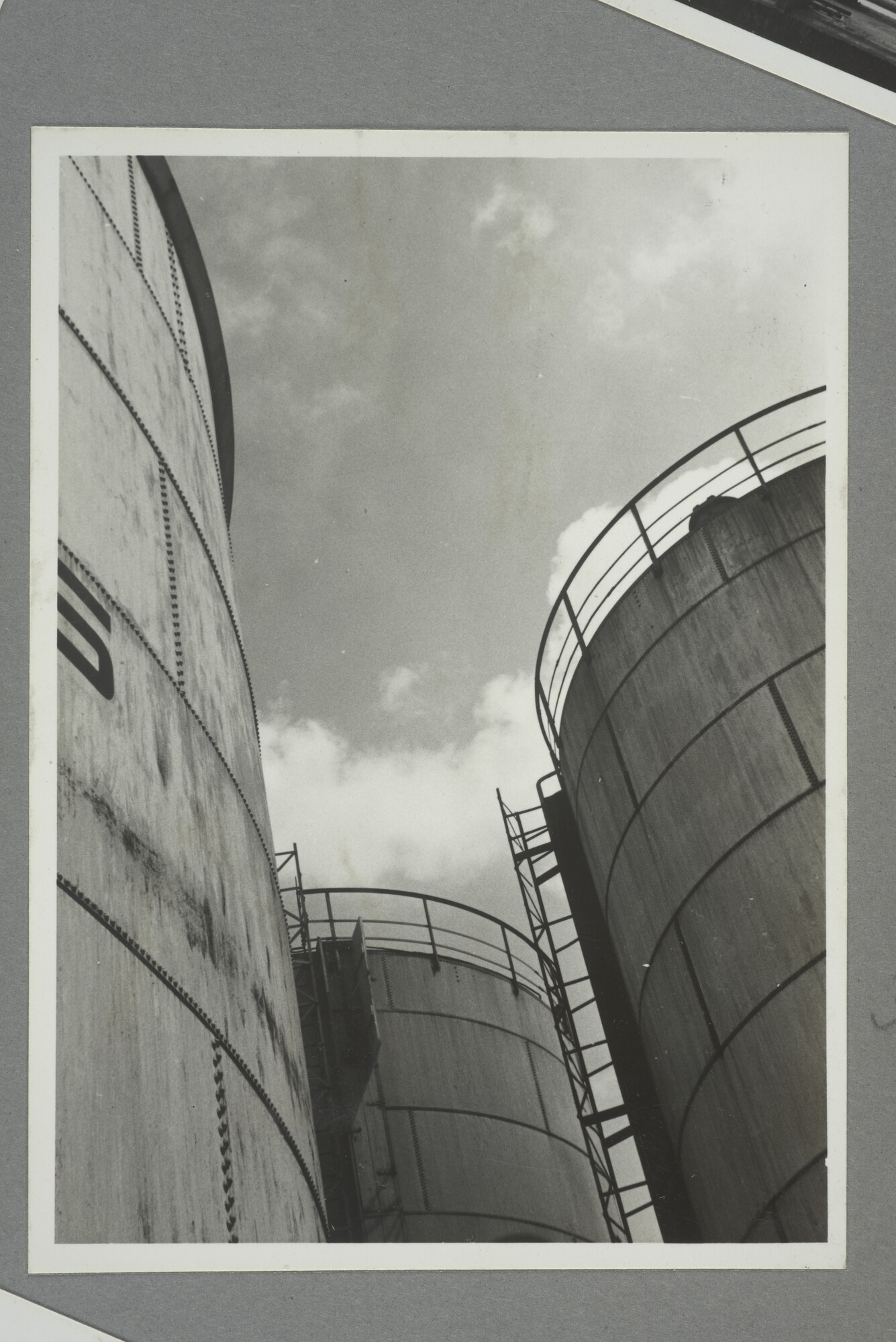 1998.2177; Omslag/ album met een grote hoeveelheid proeffoto's gemaakt door mw. A.M. Wolff-Koller in opdracht van de Gemeente Handelsinrichtingen in Amsterdam; omslag