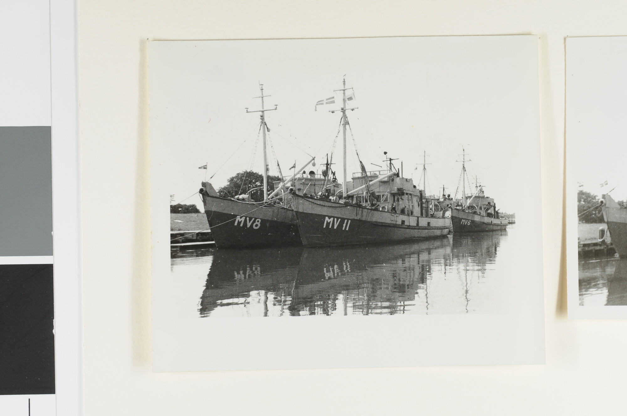 S.4380(04)381; Foto's van de mijnenvegers Hr.Ms. Putten, Hr.Ms. Texel, Hr.Ms. Terschelling (II) en Hr.Ms. Beveland; fotoreportage