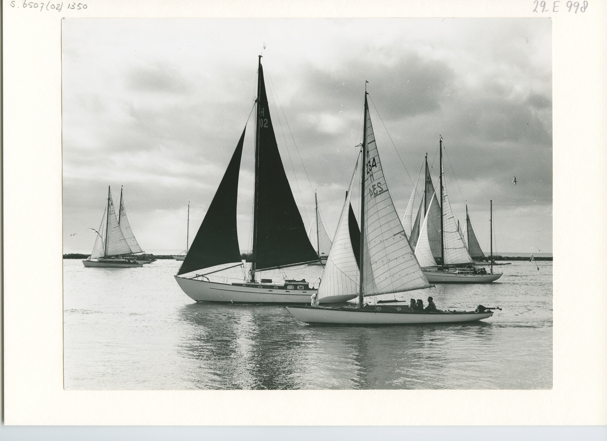 S.6507(02)1350; Zwart-wit foto van de start van de Flevorace 1953 met een zacht briesje; foto