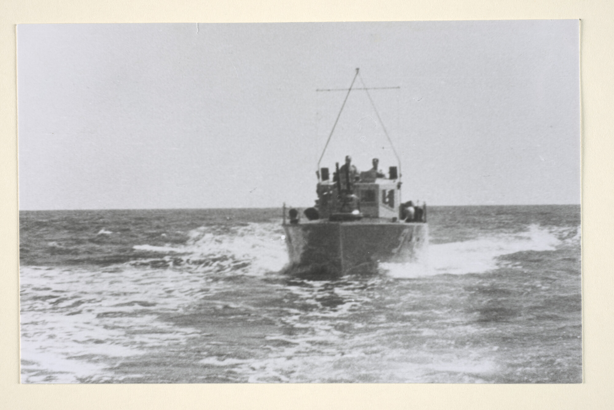 1995.1303; Reproductiefoto's van motortorpedoboot 'TM 5' tijdens oefeningen in de Indische wateren; fotoreportage