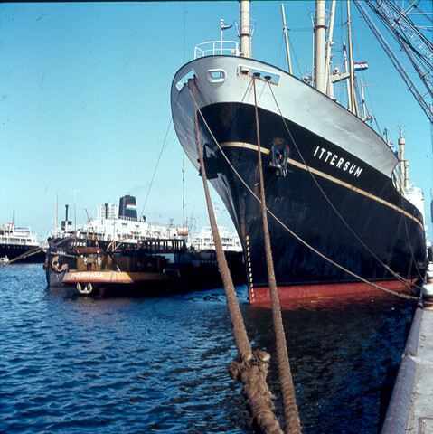 S.9100(1862); Dia van het vrachtschip ms. 'Ittersum' van de Stoomvaart Maatschappij 'Oostzee' afgemeerd in de Vlothaven te Amsterdam [...]; diapositief