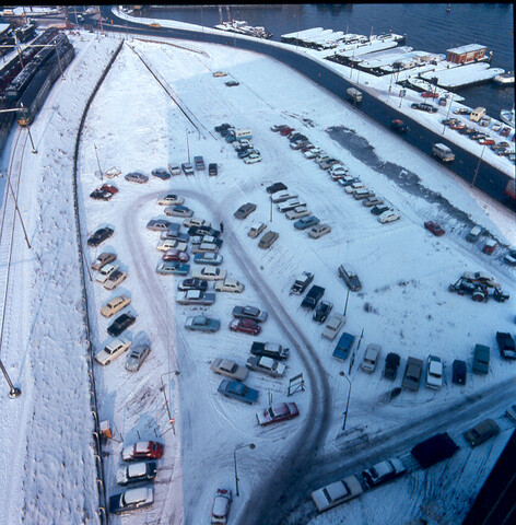 S.9100(3742); Dia parkeerplaats bij Havengebouw en spoor-emplacement te Amsterdam; diapositief