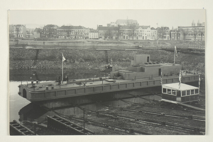 S.5219(12)0227; Foto's van de doop en tewaterlating vanaf de dwarshelling van de ASM van het casco van de zandzuiger 'Sliedrecht XII'; fotoreportage