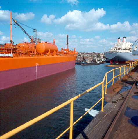 S.9100(6910); Dia van de Franse LPG-tanker ts. 'Antilla Cape' (Gazocean) bij de ADM; diapositief