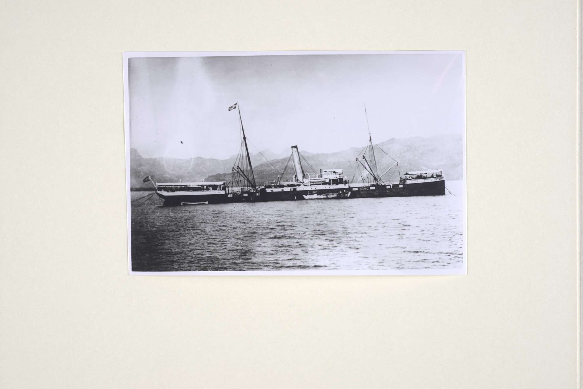 1994.1356; Het ss. 'Borneo' van de SMN ligt voor anker; foto