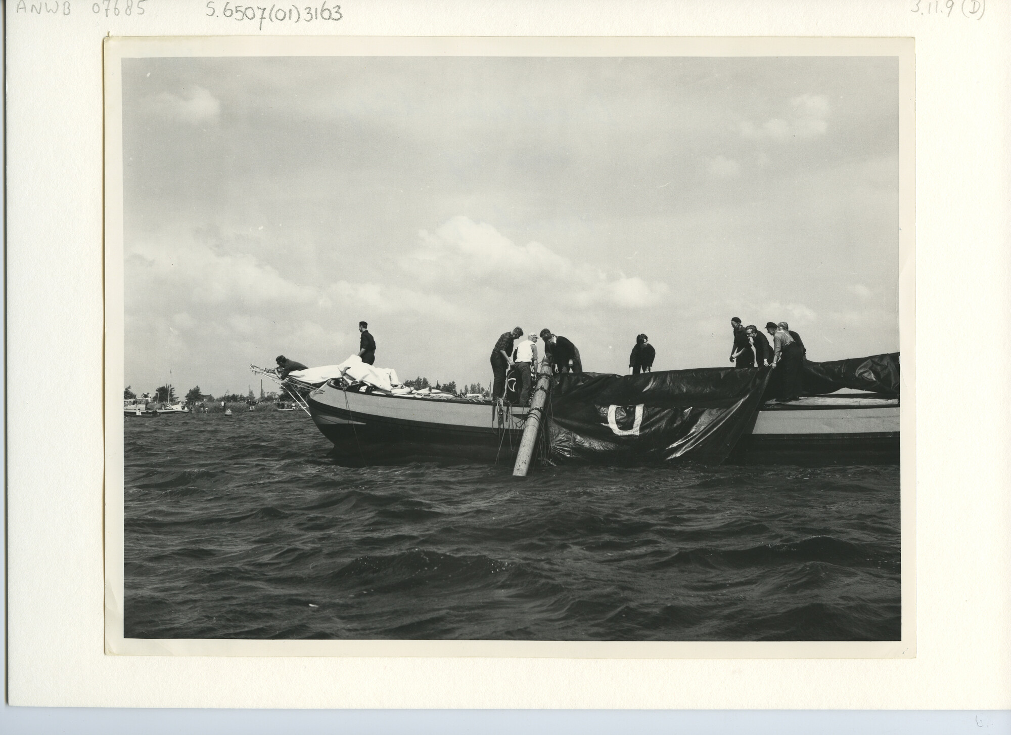 S.6507(01)3163; Het skûtsje - tjalk - Twee gebroeders uit Drachten op de Wijde Ee nabij De Veenhoop (Smallingerland) met overboord gezeilde mast; foto