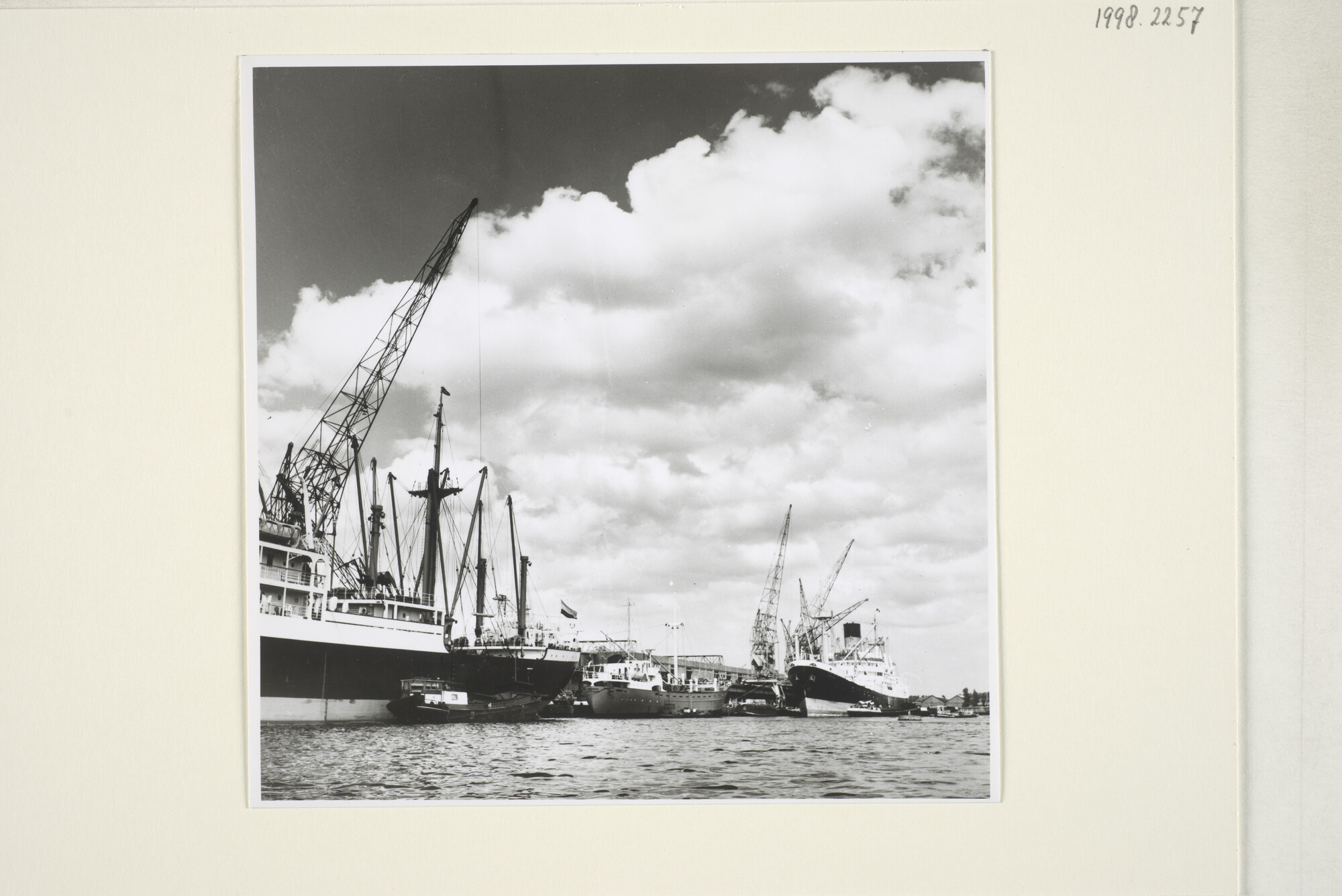 1998.2257; Gezicht op de Borneokade en de Entrepothaven in Amsterdam-Oost [...]; foto