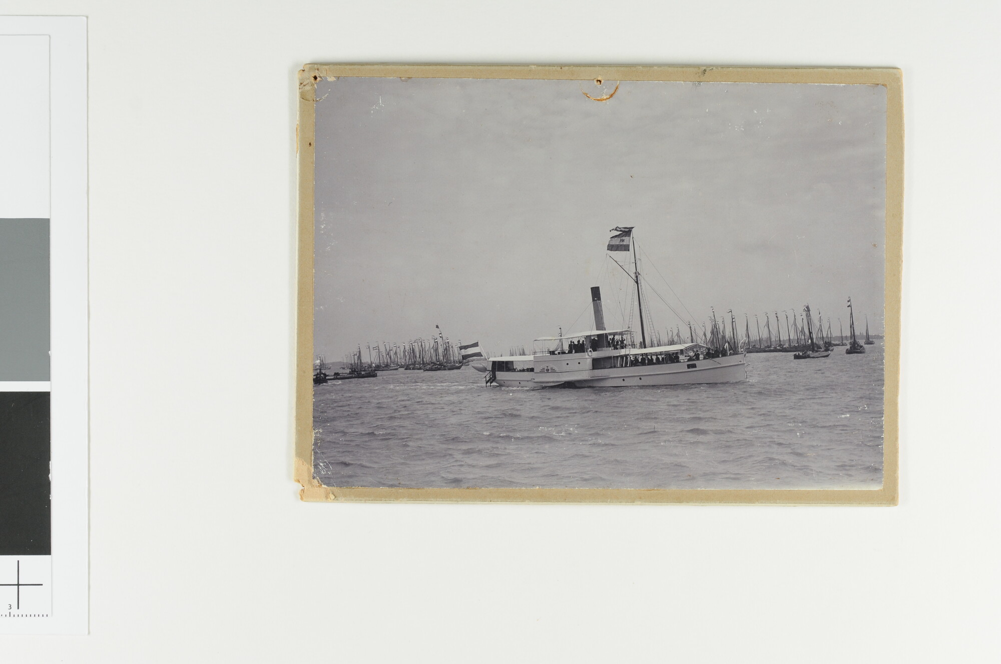 S.4611 [nr 0001]; Foto's van Hr.Ms. Buyskes als koninklijk jacht tijdens de vissersvloot-revue bij Muiden; fotoreportage