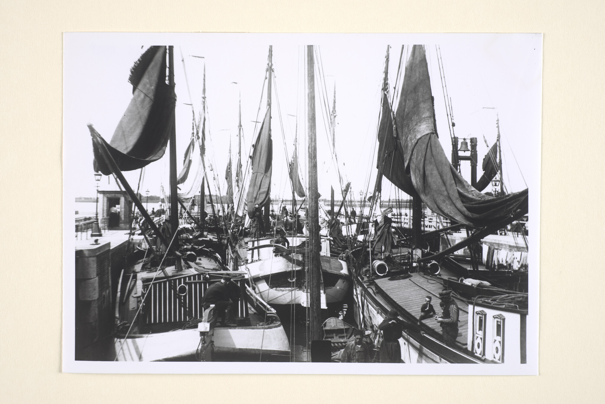 1996.3378; Foto's van zeilende binnenvaartschepen en vissersschepen gezien in de Oranje-sluis bij Schellingwoude, circa 1900; fotoreportage