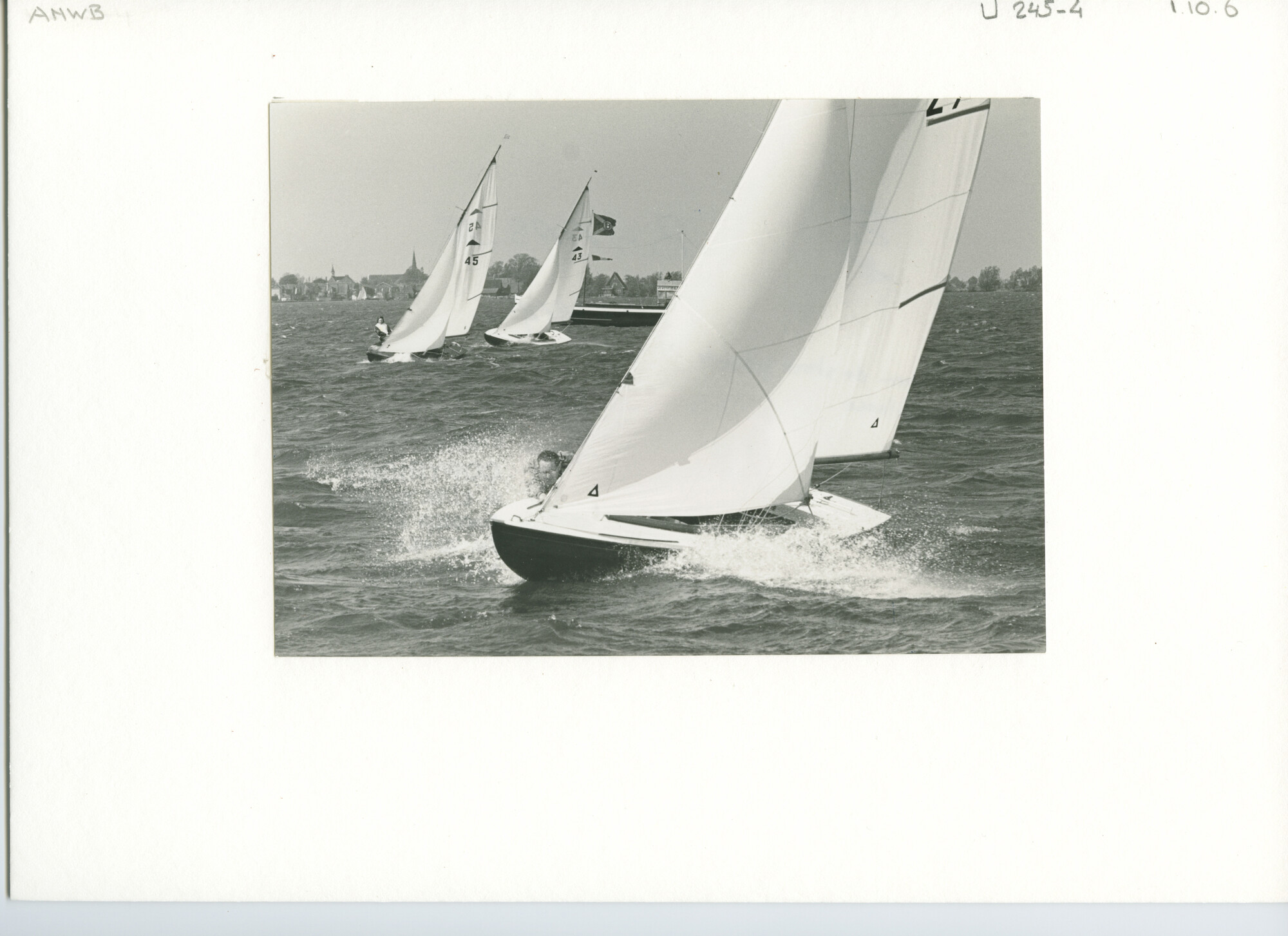 S.6507(01)0110.02; Foto van de Pampusklasse bij harde wind op het Braassemermeer; foto
