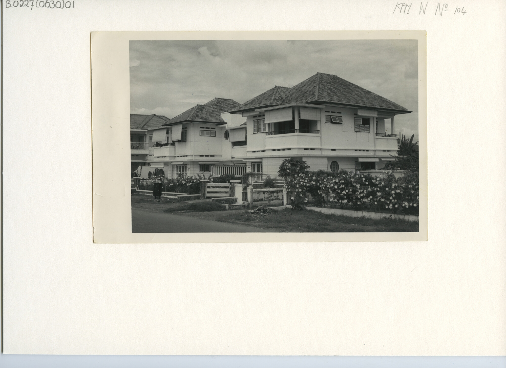 B.0227(0630)01; Foto van het flatgebouw van de KPM te [...]; foto