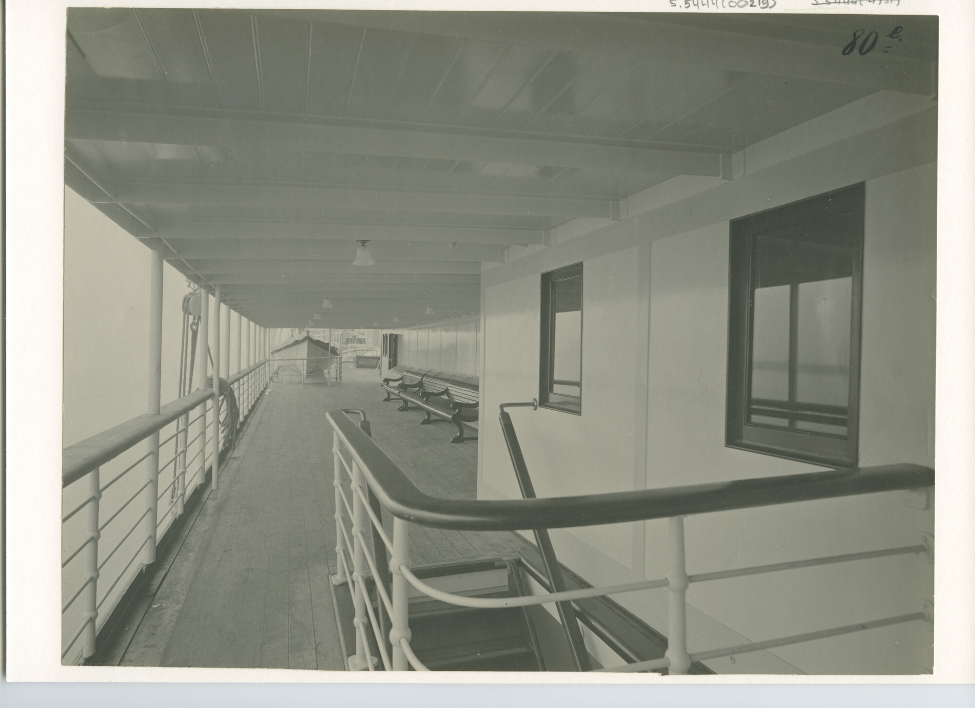 S.5444(0219); Het fruit- en passagiersschip ss. Saramacca van de KWIM: zicht op het [...]; foto