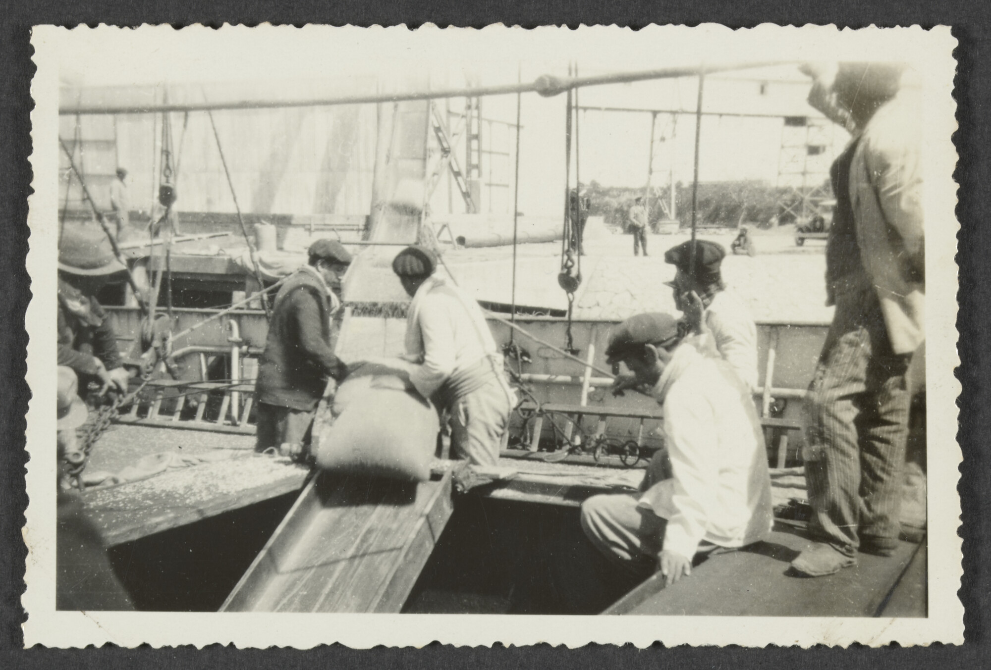 2025.0040; Zwart-wit foto van laadwerkzaamheden in de haven van San Pedro; foto