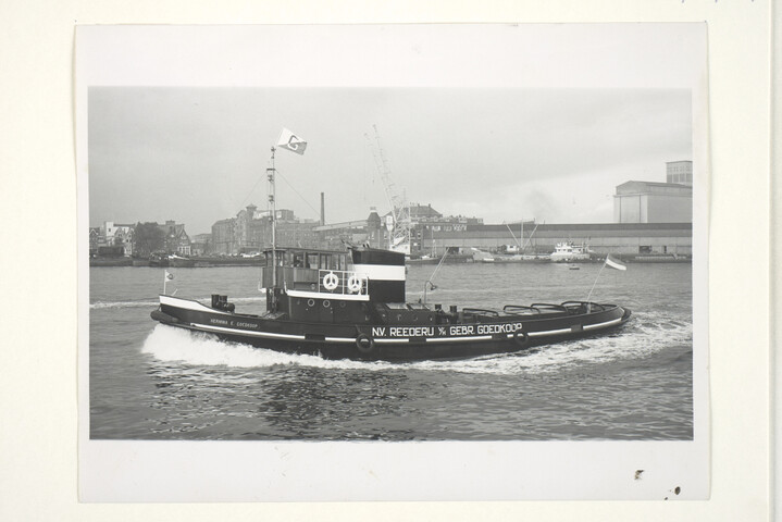 S.5219(12)0219; Foto's van de havensleepboot Hermina E. Goedkoop; fotoreportage