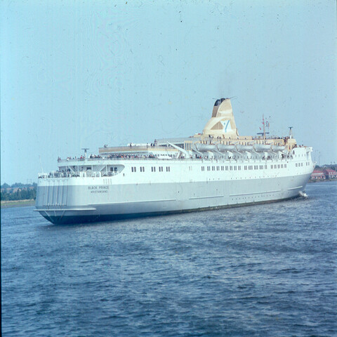 S.9100(2827); Dia van het Noorse passagiersschip Black Prince van Fred Olsen varende op [...]; diapositief