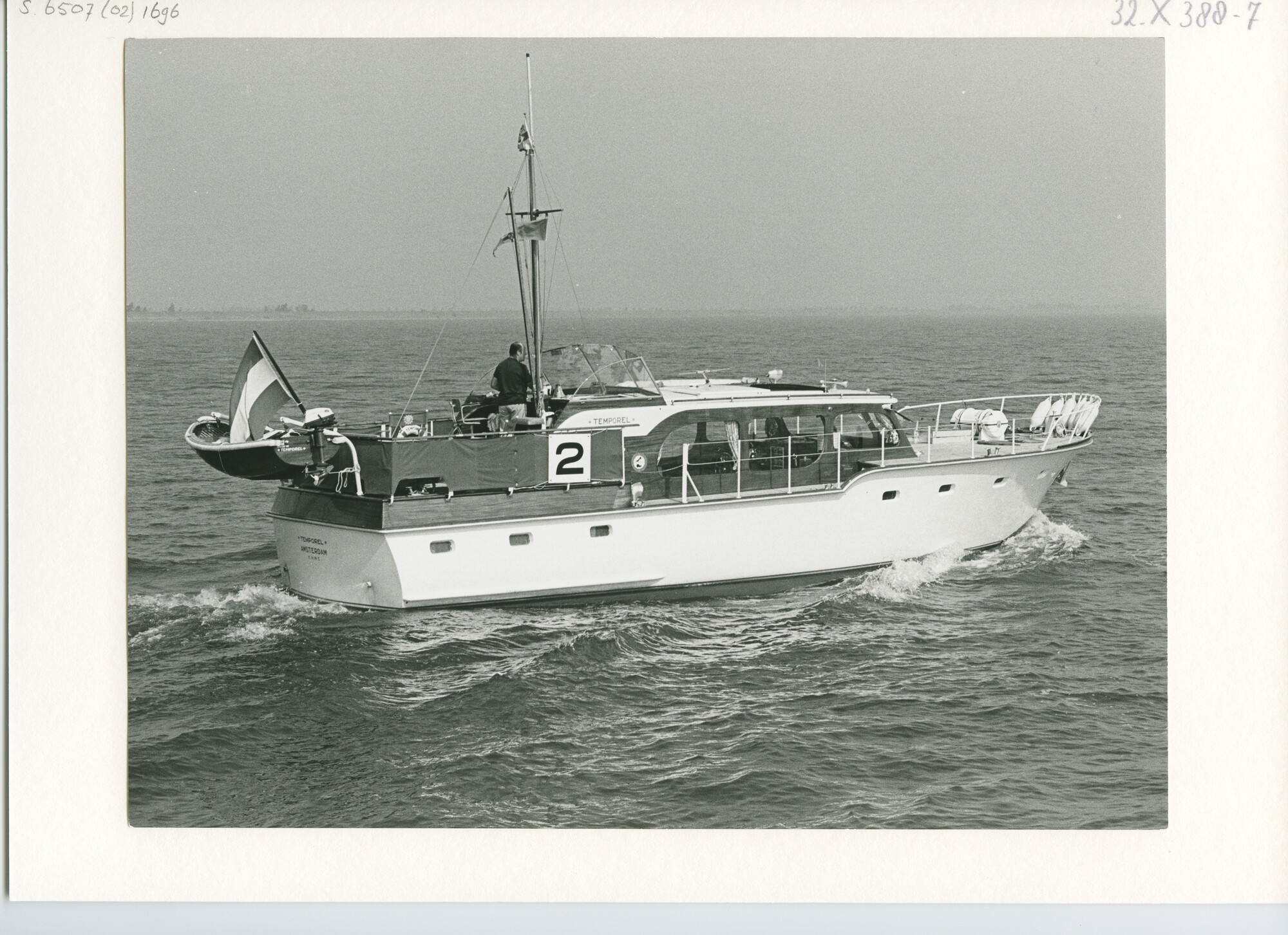 S.6507(02)1696.05; Zwart-wit foto van de deelnemers aan de Pavillon dOr 1969 verlaten Medemblik; foto