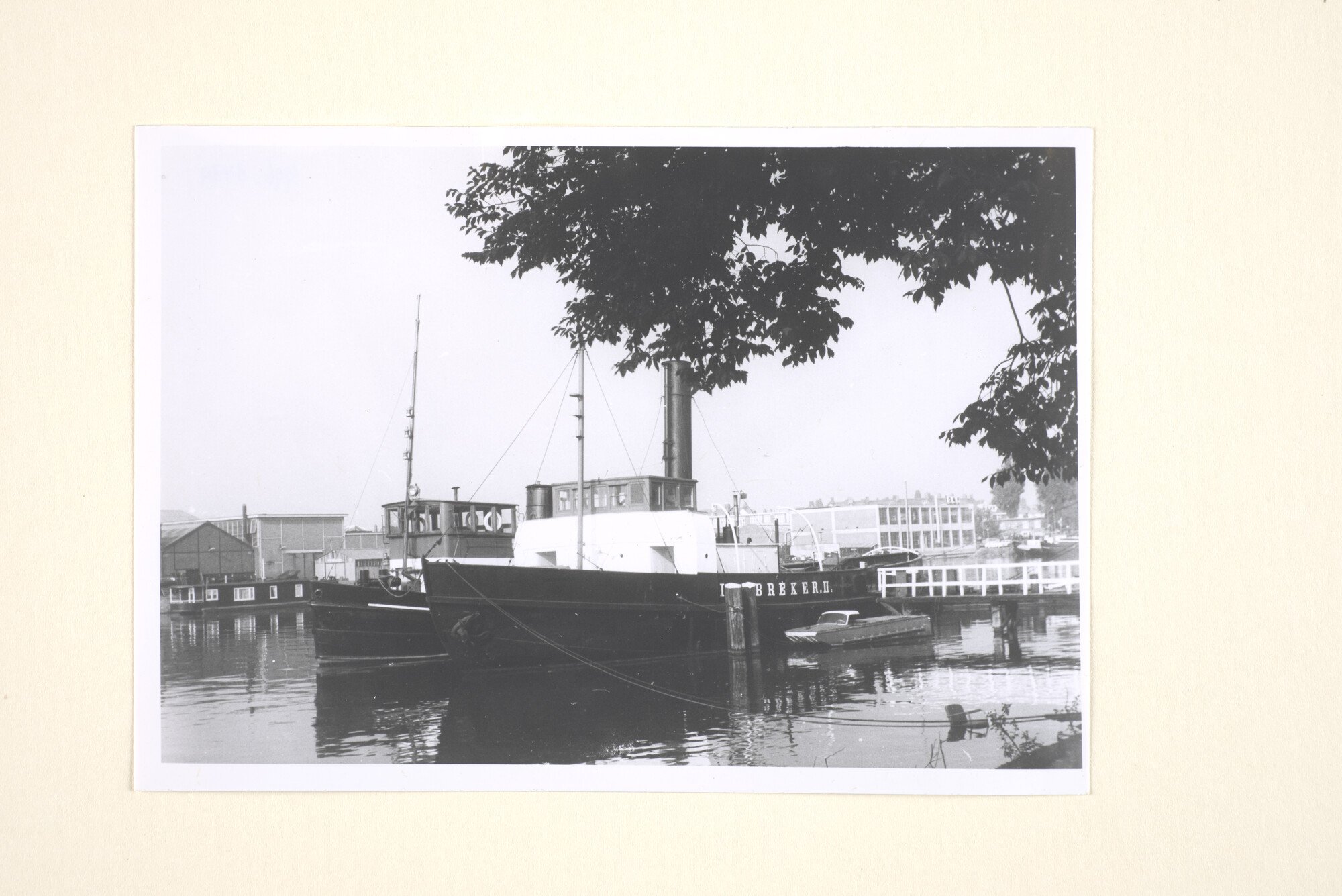 1996.3439; De ijsbrekers 'IJsbreker II' en 'IJsbeer' liggen afgemeerd aan een steiger in Amsterdam; foto