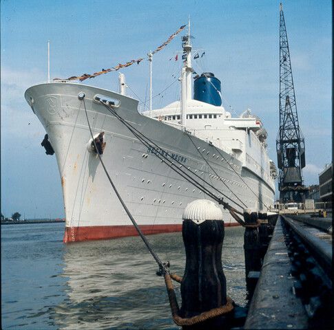 S.9100(6980); Dia van het Griekse cruiseschip ss. Regina Magna (ex- Bremen van de [...]; diapositief