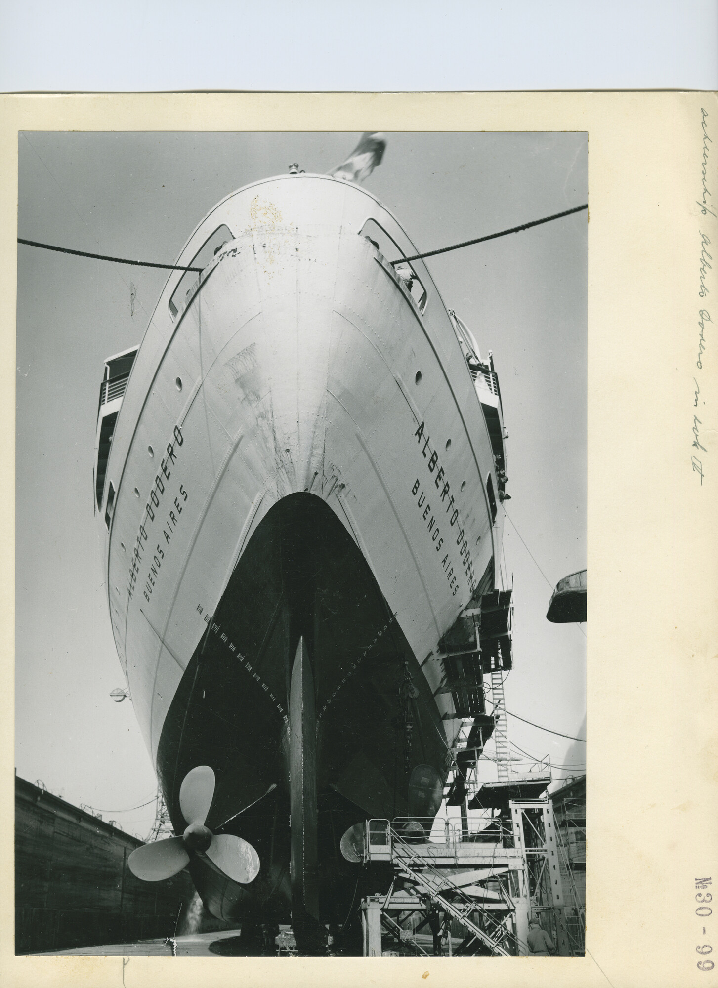 S.5444(3472); Foto van het Argentijnse passagiersschip ms. Alberto Dodero ligt in dok 4; foto