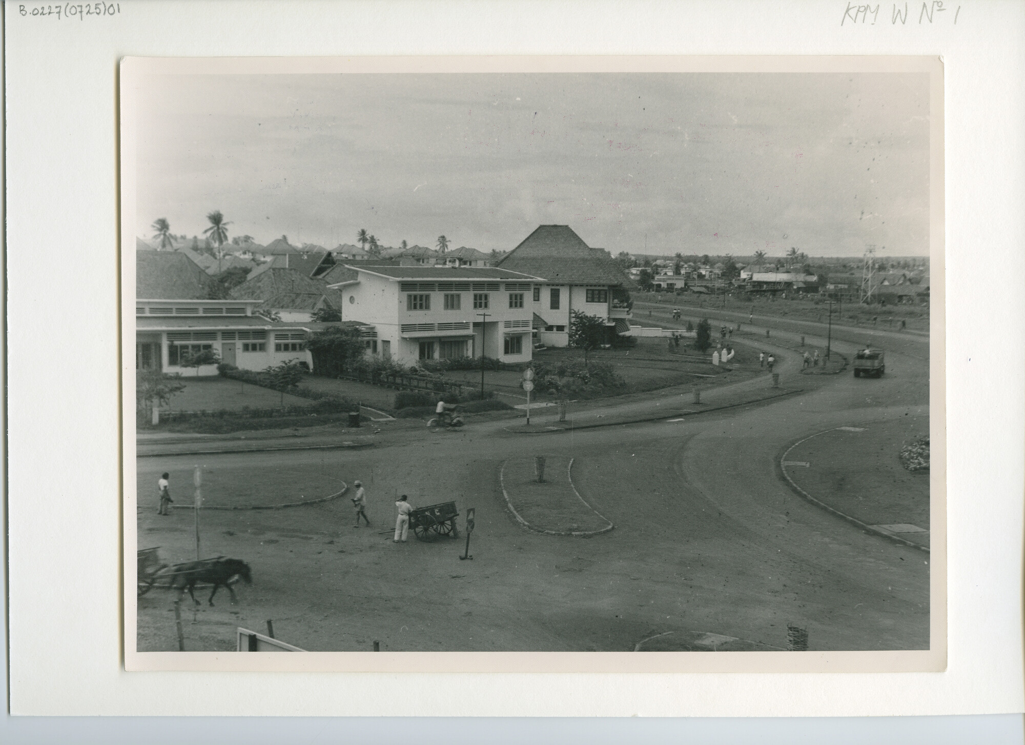 B.0227(0725)01; Foto van de bouw van het flatgebouw van de KPM; foto