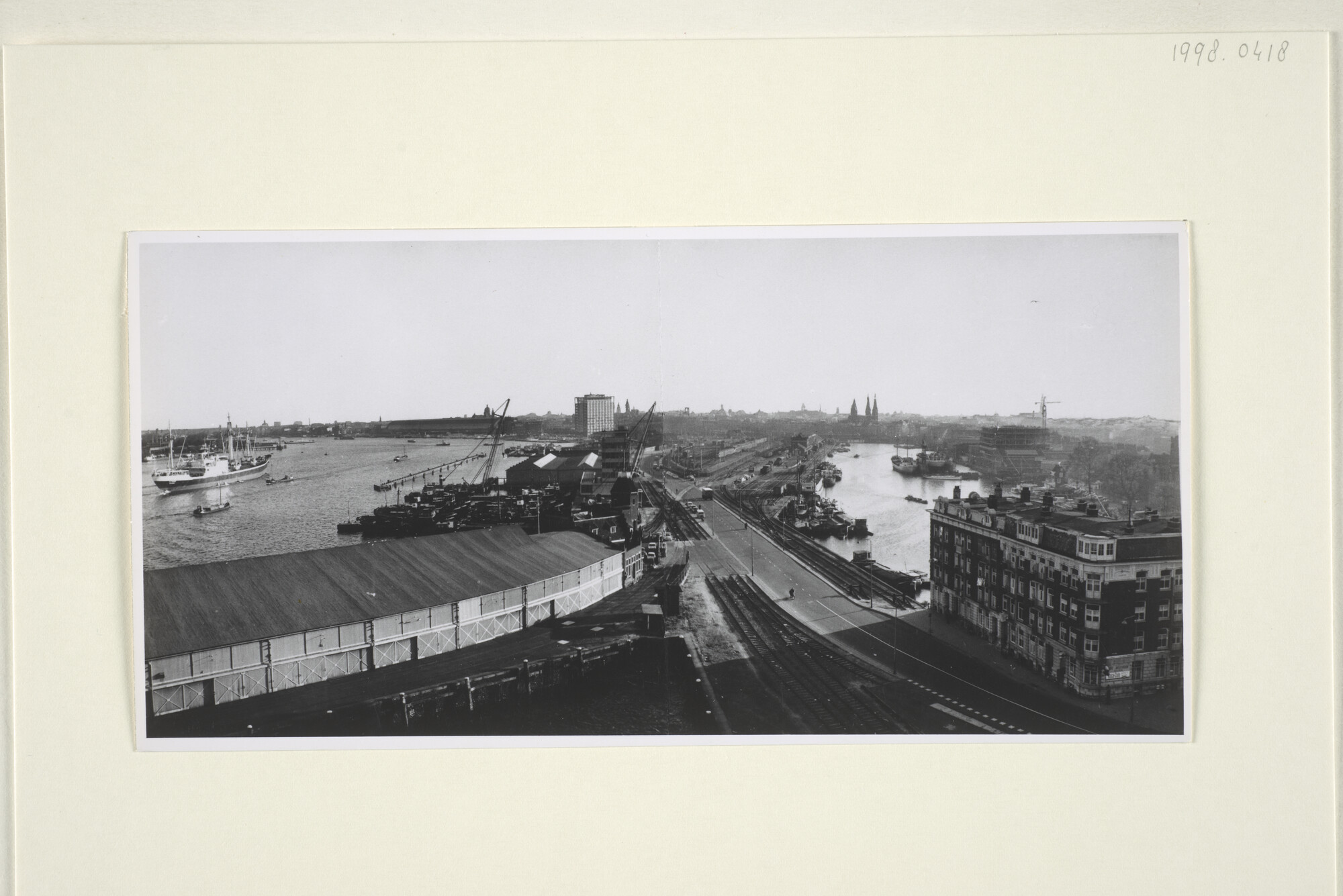 1998.0418; Stadsgezicht met uitkijk op de Westerdoksdijk vanaf de graansilo Korthals Altes [...]; foto