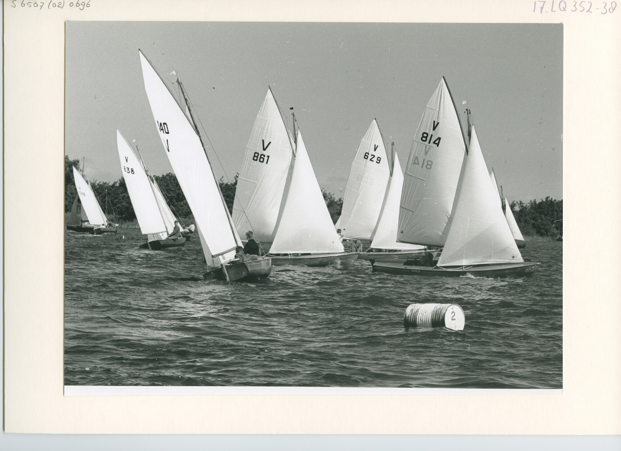 S.6507(02)0696.01; Zwart-wit foto van de Vrijheidsklasse op de Westeinderplassen; foto