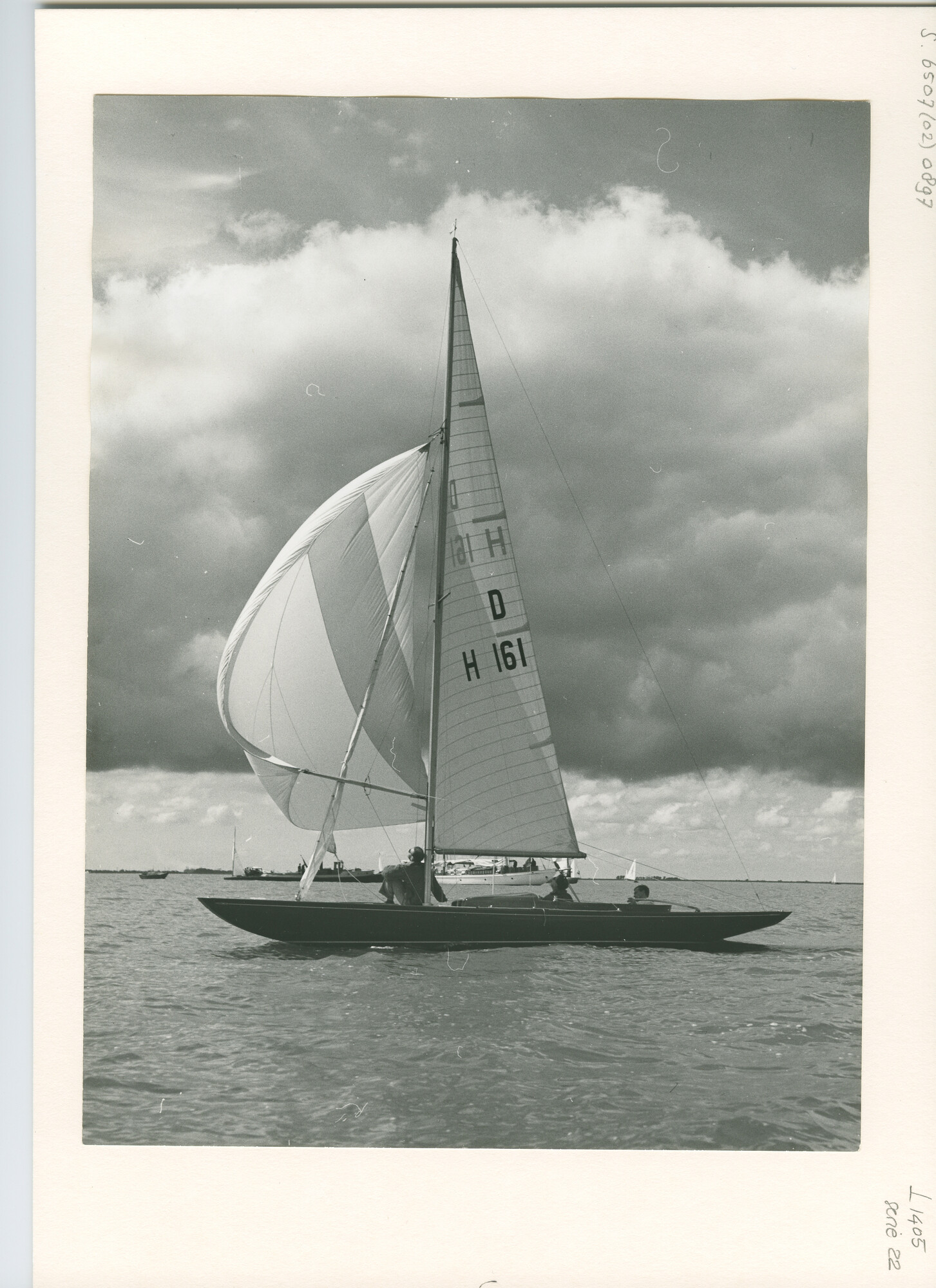 S.6507(02)0897.05; Zwart-wit foto van de Hollandweek II 1956: de Drakenklasse op het IJsselmeer; foto