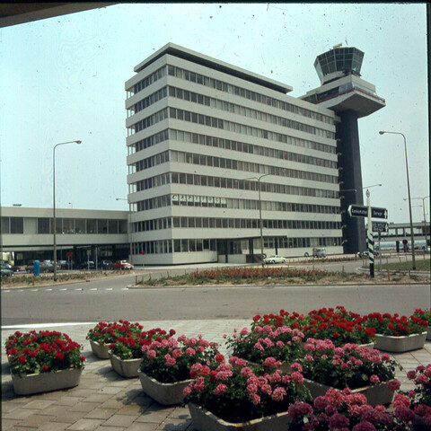 S.9100(2703); Dia van het hoofdkantoor KLM met bloembakken op de voorgrond; diapositief