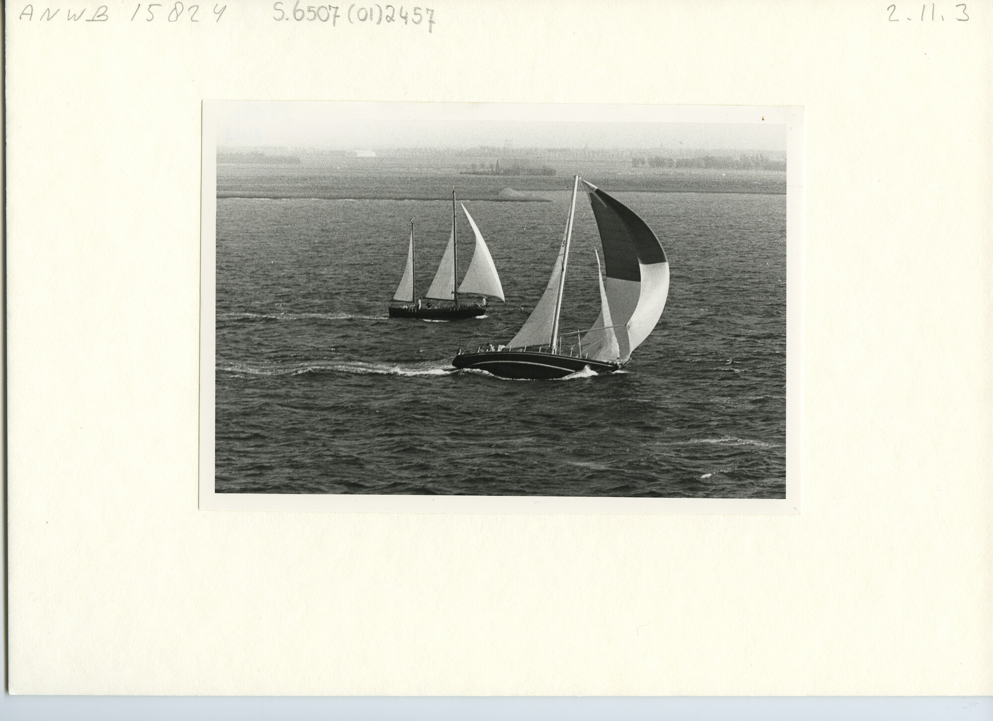 S.6507(01)2457; Twee R.O.R.C. (Nederland) jachten op ruim water met halve wind tijdens de Veronica-race 1970; foto