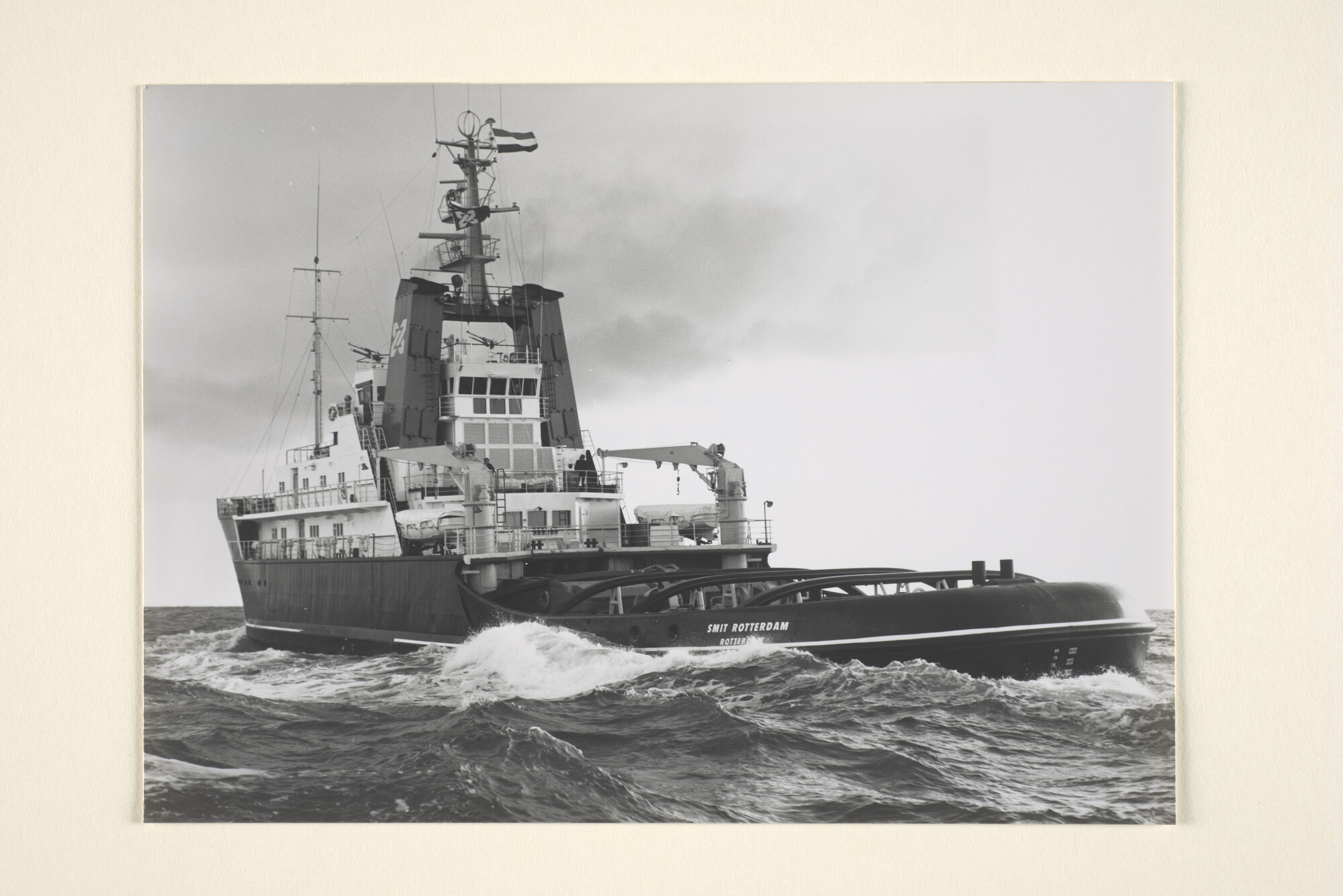 1996.3710; Foto's van de bergings-zeesleepboot 'Smit Rotterdam' varende op zee; fotoreportage
