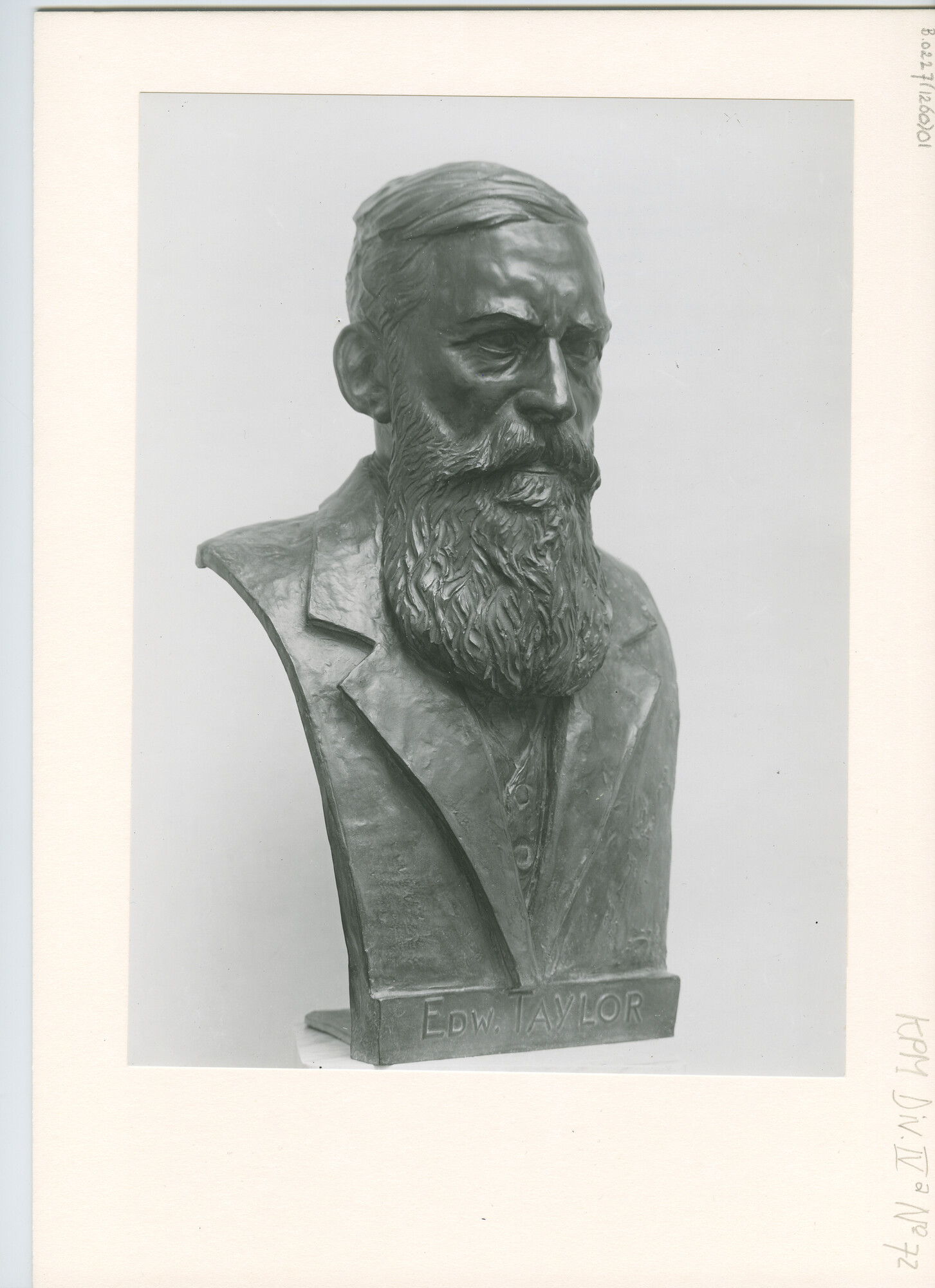 B.0227(1260)01; Foto van het borstbeeld van E.G. Taylor; foto