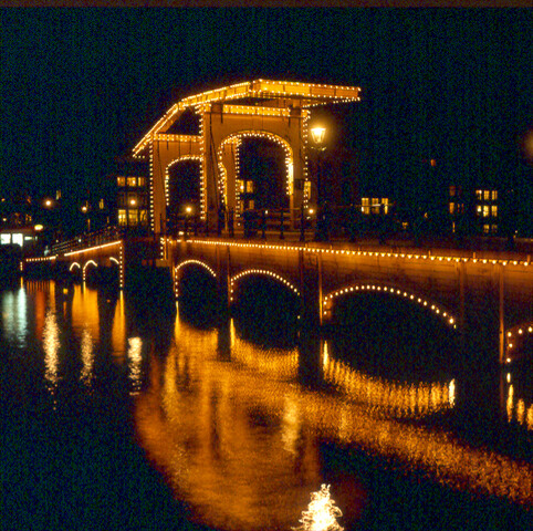 S.9100(1541); Dia van de Amstel met de Magere Brug , geïllumineerd; diapositief