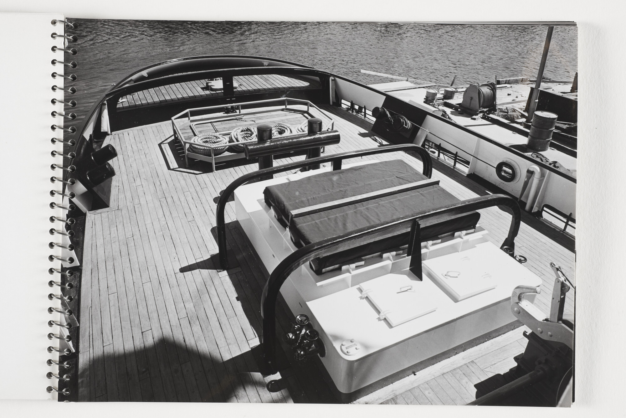 2012.1009; Fotoalbum met zwart-wit foto's van de gemotoriseerde sleepboten Sugi en Sukamandi van de scheepswerf de Vries Lentsch; fotoalbum